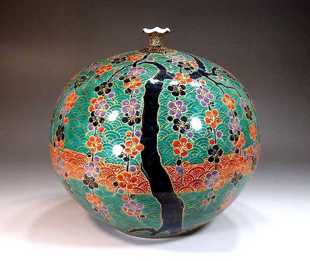 有田焼・伝統工芸・総手描き染錦金彩青海波枝垂れ梅絵飾り花瓶陶芸作家 藤井錦彩 作