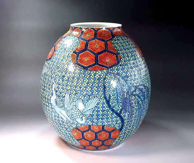 有田焼・伝統工芸・総手描き色鍋島様式金彩亀甲文様割小梅ちらし鷺絵飾り花瓶陶芸作家 藤井錦彩 作