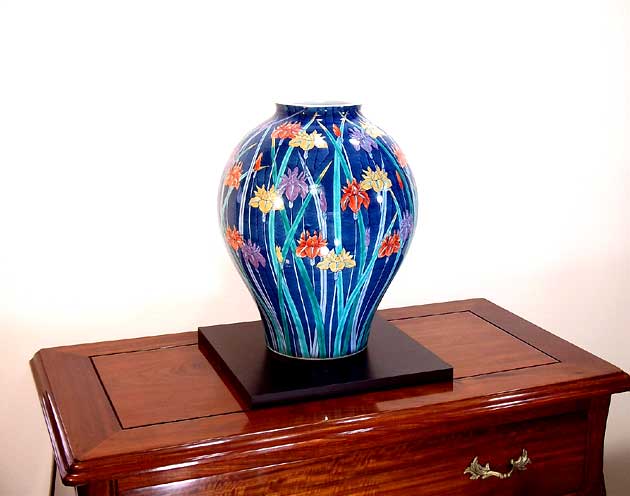 有田焼・伝統工芸・総手描き色鍋島様式菖蒲絵花瓶陶芸作家 藤井錦彩 作 [2]
