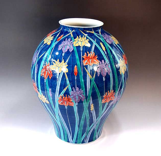 有田焼・伝統工芸・総手描き色鍋島様式菖蒲絵花瓶陶芸作家 藤井錦彩 作