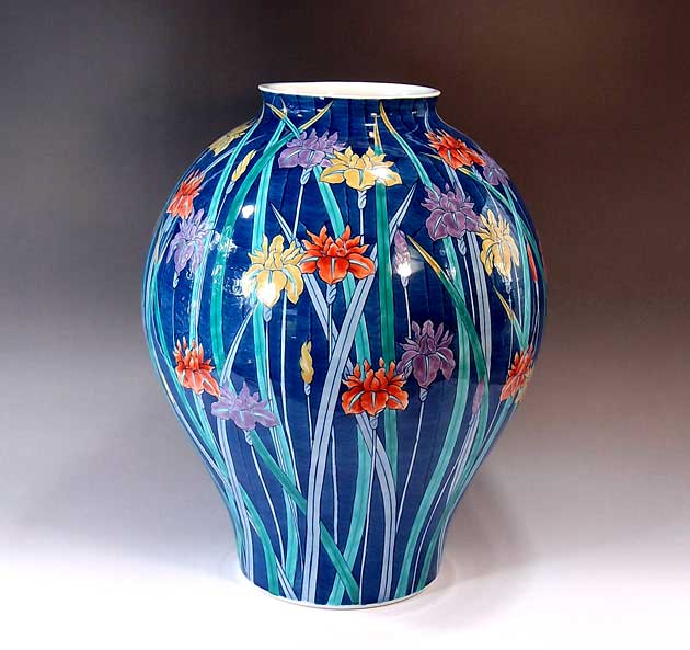 有田焼・伝統工芸・総手描き色鍋島様式菖蒲絵花瓶陶芸作家 藤井錦彩 作