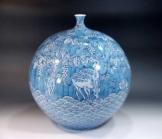 有田焼・伝統工芸・総手描き染付青海波葡萄鹿絵飾り花瓶陶芸作家 藤井錦彩 作