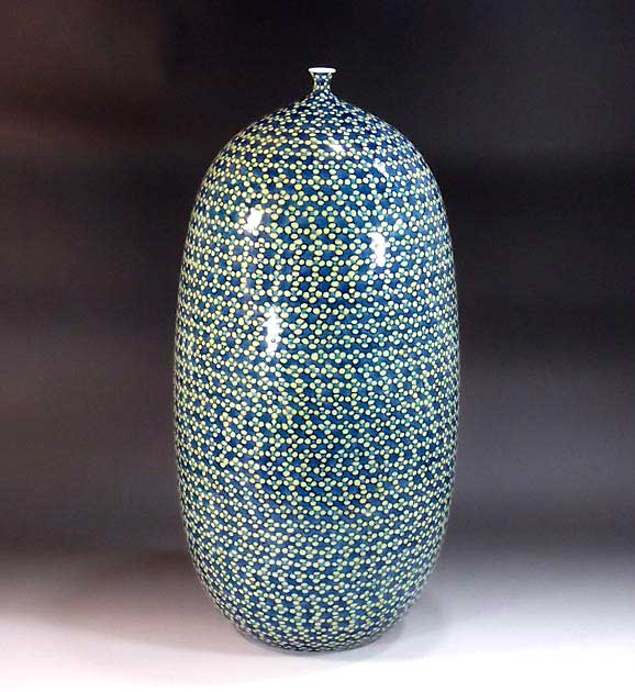 有田焼・伝統工芸・総手描き色鍋島様式梅花文様飾り花瓶陶芸作家 藤井錦彩 作