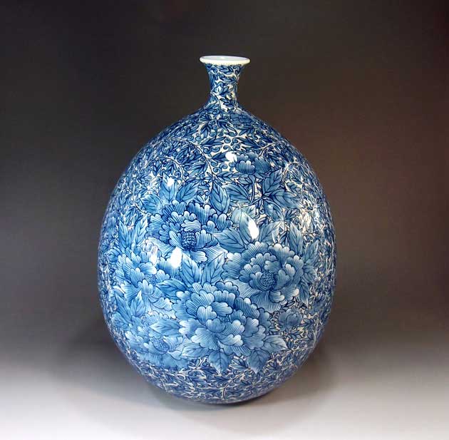 有田焼・伝統工芸・総手描き金彩唐草牡丹絵飾り花瓶陶芸作家 藤井錦彩 作