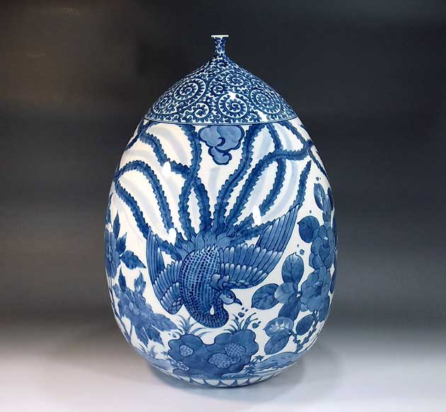 有田焼・伝統工芸・総手描き染付蛸唐草割椿牡丹鳳凰絵飾り花瓶陶芸作家 藤井錦彩 作