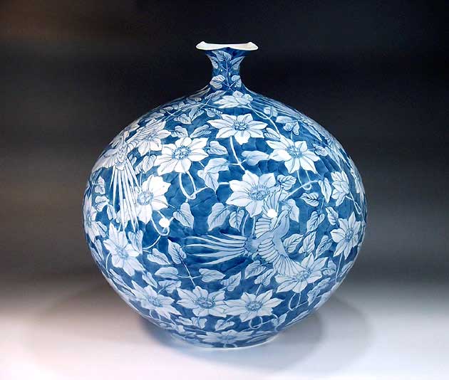 有田焼・伝統工芸・総手描き染付鉄線花鳳凰絵飾り花瓶陶芸作家 藤井錦彩 作