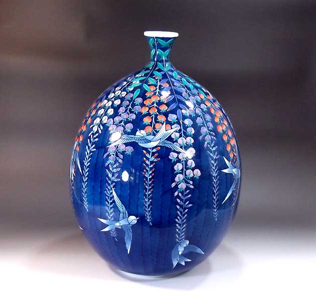 有田焼・伝統工芸・総手描き色鍋島様式藤燕絵飾り花瓶陶芸作家 藤井錦彩 作