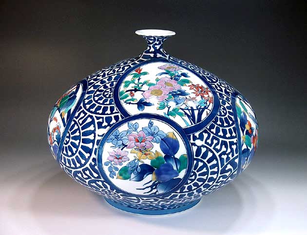 有田焼・伝統工芸・総手描き色鍋島様式唐草割花絵飾り花瓶陶芸作家 藤井錦彩 作