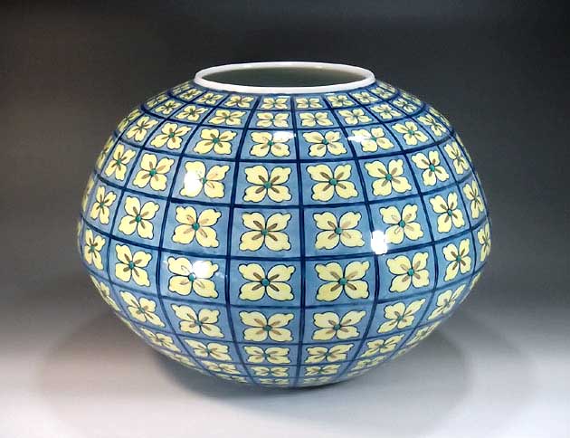 有田焼・伝統工芸・総手描き色鍋島様式小花散らし文様花瓶陶芸作家 藤井錦彩 作