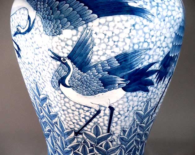 有田焼・伝統工芸・総手描き染付松鶴雪景図特大八角花瓶陶芸作家 藤井錦彩 作