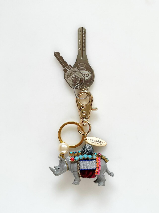 LENORA DAMEのアニマルモチーフキーチェーン。 アニマルモチーフにラインストーンやファブリックを配した可愛いデザインです。 キーホルダーとして、またバッグチャームとしてお楽しみ頂けます。 サイズは掌にスッポリ入る大きさで、 モチーフ...
