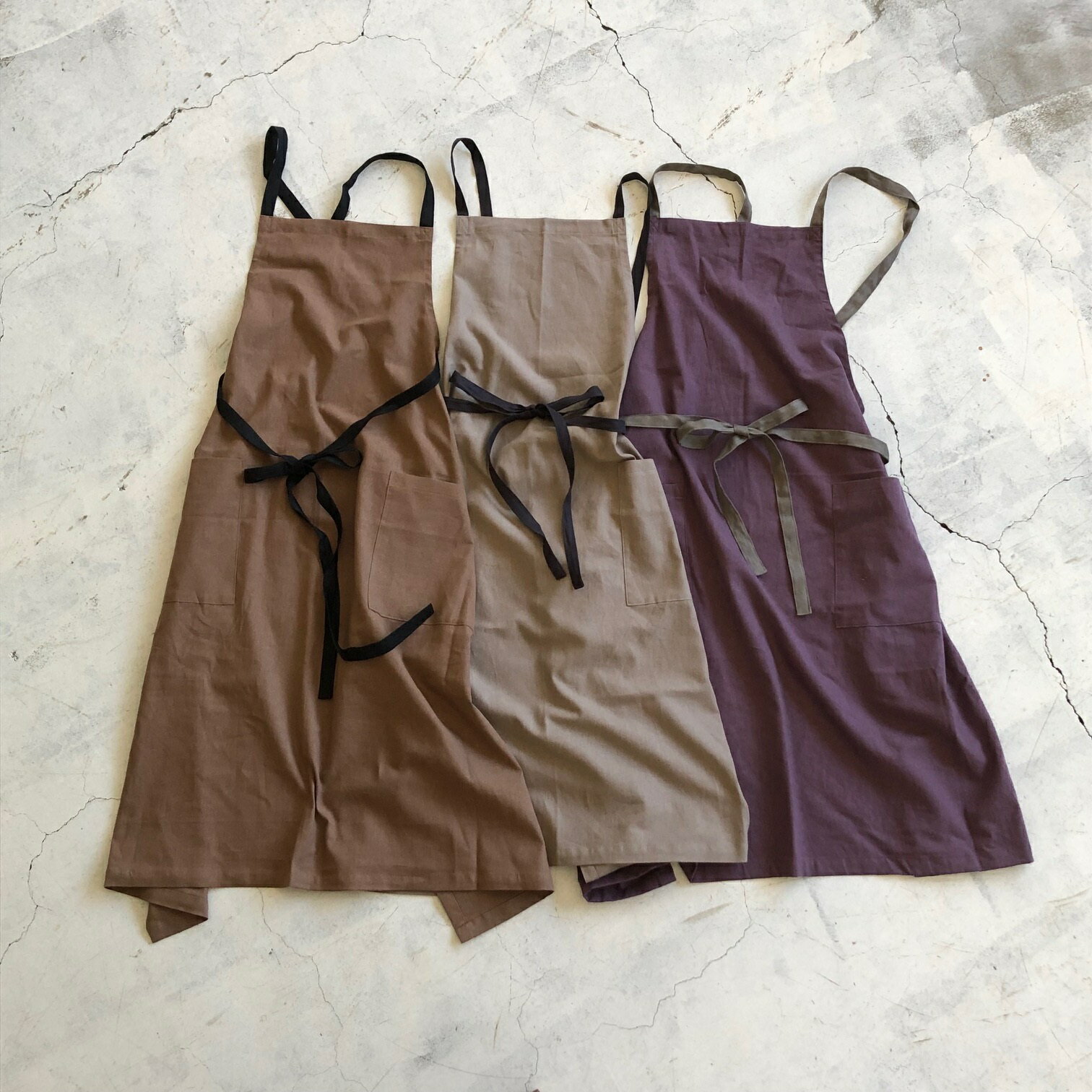 リネンコットン　肩紐バッククロス　フルエプロン　　日本製　long apron