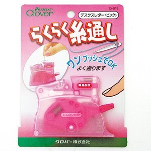 商品情報メーカークロバー(Clover)クロバー デスクスレダー ピンク ワンプッシュでOK・らくらく糸通し 細い針から太い針まで、1つの差し込み口で糸通しがカンタンな便利ツールです。Newデスクスレダー（卓上型糸通し器）に、細い針も太い針も1箇所に差し込み、1つのボタンを押すだけで糸を通すことができます。ソーイングからパッチワークの、ほとんどのクロバーぬい針（太さ0.51〜0.89mmのダ円穴針）に糸通しができます。＜対応商品＞・針…クロバーの「ぬい針」全種（適応する針の太さ　0.51〜0.89mm）・糸…木綿糸（20番〜80番）　/　絹糸（8号〜16号）　/　ポリエステル手ぬい糸・ボタンつけ糸　/　キルト糸（40番〜80番） 2