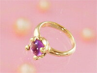 丸くカットしたカボションカットがかわいいベビーリングです。4サイズの中から選べます。誕生祝、出産祝いのギフトとしても喜ばれます。 誕生石 02月の誕生石 宝石 アメジスト 宝石言葉 決断力・愛情・集中力・調和・第六感・献身・冷静・覚醒・精神力・豊かな感受性 お手入れ方法 特別な手入れは、いりませんがどの金属も温泉（特に硫黄）を嫌いますので、温泉に入られる際は、はずしてください。 商品内容 ・ジュエリーボックス ・品質保証書 ※ネックレスチェーンは別売りとなります。 ご注意事項 こちらの商品は性質上、返品はできません。予めご了承ください。 ご確認ください。 発送時期 ◆カード・商品代引きの場合はご注文後1週間 ◆銀行振込・郵便振替・コンビニ払いの場合は、入金確認後1週間 ※年末年始等の長期休暇がある場合は、上記の期間よりも発送に時間がかかることもございます。 刻印につきまして こちらのページの商品は刻印タイプではありません。 よくいただくご質問 こちらのページでご確認ください。シンデレラベビーリング 「ゴールド」 アメジスト マテリアル ・ゴールド(K18) 宝石 ・アメジスト（2月の誕生石) サイズ ・下記サイズ表でご確認ください。 　 　 同シリーズの他のマテリアル ・ホワイトゴールドはこちら ・プラチナはこちら ベビーリングのオプション ・ネックレスチェーン ・ハートペンダントトップ 【宝石部分拡大】 【上から見た様子】 ※上の写真はルビーです。 【オプション】 ネックレスチェーンとハートプレート ※写真のリングはホワイトゴールドのブルートパーズです。 サイズは4タイプの中からお選びいただけます。下記のサイズ表にてご確認ください ベビーリングの大きさ　(10号サイズの指輪と大きさの比較) ◆写真奥：10号サイズリング 写真手前：シンデレラベビーリングLサイズ（ホワイトゴールド） ※当ショップによくいただくご質問につきまして。（貴金属、加工方法など） ※ご使用のPC・ブラウザの設定により実際の色合いと異なることがございます。予めご了承くださいませ。 シンデレラベビーリング 「ゴールド」その他の誕生石 ガーネット アメジスト アクアマリン エメラルド ムーンストーン ルビー ペリドット サファイヤ ピンクトルマリン ブルートパーズ ターコイズ 　 　 　 　 ※こちらのシリーズのダイアモンド（4月の誕生石）はございません。