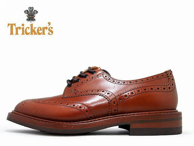 ブランド TRICKER'S / トリッカーズ Tricker'sはハンドメイド及びベンチメイドの最高級紳士靴を製造しています。 1829年に創立され、現在も創立者の子孫が経営する当社は素材と職人技を追及する伝統とエレガントなスタイルで知られています。 Tricker'sの製品は、タウンで、カントリーで常に最高の逸品を要求する目の高いお客様を客層とする世界に名の知れた有名小売店で販売されており、最高級のTricker'sという名声を維持し続けています。また、ロンドンの直営店舗には英国王室チャールズ皇太子御用達の紋章が掲げられ、その品質を証明しています。近年、Tricker'sのカントリーラインという、もともとハンティング等に使用されていたヘビーデューティー仕様のブーツやシューズがファッションとして注目されており、Paul Smith等の別注品も手掛けるなど、ファッション性も高く評価されています。カントリーブーツの人気が先行しているTricker'sですが、もともとはドレスシューズのメーカーで、チャールズ皇太子も同シリーズを履いています。 オーセンティックでスマートな木型を使用しながらも程より足入れ感を持ったこの2つのコレクションは、現在のファッション傾向とマッチした非常に洗練されたドレスシューズとして世界中で高い評価を得ています。 モデル COUNTRY SHOES BOURTON トリッカーズの人気モデル、カントリーコレクションの短靴「BOURTON」です。一人の職人が製靴の最初から最後までの工程を受け持ち、最高級の素材、技術を用いてつくられています。トリッカーズの代名詞であるウィングチップ使用のシューズで、カジュアルからフォーマルまで幅広く活躍してくれます。また、トリッカーズには珍しくダイナイトソールを使用。それにより定番のレザーソールに比べ滑りにくく、クッション性がUP！雨のときなど滑りから守ってくれます。履くほどに味が出て、数年後には他の靴では成し得ない様な至極の一足になります。 マテリアル レザー ・カーフレザー ウィズ ・5 サイズに関してはコチラをご覧下さいませ。 製法 ・グッドイヤーウエルト製法 ソール ・ダイナイトソール ※英国のダイナイト社の作るラバーソール、通称「ダイナイトソール」を使用。 滑り止めの役目を果たす丸い突起があしらわれたラバー製のソールで実用性と見た目のバランスの良いソールです。レザーソールのようにスマートなのに、雨天時でも気兼ねなくガンガン履ける優れた耐久性が自慢です。 生産国 ・MADE IN ENGLAND / 英国製 TRICKERS トリッカーズの商品一覧はコチラ ご注意 ご購入前に必ずお読み下さい。 トリッカーズ バートン ウィングチップ カントリーブーツ m5633 Tricker's ご注意 ※海外輸入品のため、靴箱に破損がある場合もございます。 ※天然皮革を使用していますので、左右で異なる質感や、シワやキズがある場合があります。 これらは不良品ではなく、革製品特有のものとなりますのであらかじめご了承いただくようお願いいたします。 上記内容としてご返品、交換をご希望の場合はお客様事由として対応させて頂きます。 予めご了承ください。 ※こちらの商品はメーカー在庫も含む為、ご注文いただいても売り切れとなっている場合やお取り寄せとなる場合がございます。 必ずご確認ください こちらの商品は弊社在庫およびメーカー流動在庫を含む商品となります。 限りなく最新の在庫状況を反映するよう努めてさせて頂いておりますが、選択肢が〇の場合でも完売、欠品の場合が御座います。 欠品の場合につきましてはメールにてご案内させて頂きました後、弊社にてキャンセル手続きを行わせて頂きますので予めご了承ください。トリッカーズ ウィングチップ m2508 カントリーブーツ モルトン