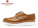 商品詳細 ブランド GRENSON / グレンソン 英国紳士のためのシューズの代名詞的な存在である、 1866年創業の老舗メンズ/ウィメンズシューズブランド。 創業者のウィリアム・グリーンが、自身の工房を持ち、靴とブーツの生産をスタートさせました。 当初は「Green & Son」というブランド名でしたが、後に現在の「Grenson」となり、現在に至ります。 ブランドを世に広めたきっかけは、1970年代にロバート・レッドフォード主演の映画 「華麗なるギャツビー」に靴を提供したことによります。 ハンドメイドによる醸し出されるニュアンス、伝統的な英国シューズの佇まいと程よいモダンデザインの融合が、 映画のヒットと相まってブランドの名声を確固たるものにしました。 近年ではウィメンズコレクションもローンチされ、 更には著名メゾンブランドとのコラボレーションシューズを発表するなど ますます目が離せないシューズブランドへと成長を遂げています。 イギリスやアメリカの高級デパートをはじめ、 世界各国のセレクトショップで取扱いされています。 モデル ARCHIE V / アーチー GRENSONのフルブローグシューズです。 厚底なラバーソールにボリュームのあるシルエット。 FIN PROJECT 社製の『EXTRA LIGHT』をソールに使用。 クッション性に優れた超軽量のラバーソールが着用時の足の負担を軽減します。 マテリアル レザー ・カーフ / TAN ウィズ ・フィッティングG サイズに関してはコチラをご覧下さいませ。 製法 ・グッドイヤーウェルト製法 ベンチメイド(1人の職人が全ての作業工程を行なう事)と言う製法のため、木型は同じでも1足1足職人のクセが出たりします。 メダリオンやステッチに左右で若干の違いがある場合もございますが、コレも風合いとしてお楽しみ下さい。 ソール ・ラバーソール 生産国 ・MADE IN INDIA/ インド製 Grenson グレンソンの商品一覧はコチラ ご注意 ご購入前に必ずお読み下さい。 グレンソン GRENSO ARCHIE V アーチー ウィングチップ メンズ 必ずご確認ください こちらの商品は弊社在庫およびメーカー流動在庫を含む商品となります。 限りなく最新の在庫状況を反映するよう努めてさせて頂いておりますが、選択肢が〇の場合でも完売、欠品の場合が御座います。 欠品の場合につきましてはメールにてご案内させて頂きました後、弊社にてキャンセル手続きを行わせて頂きますので予めご了承ください。BASIL ARCHIE V ARCHIE ARCHIE NOLAN SID DYLAN FRED STANLEY グレンソン GRENSO ARCHIE V アーチー ウィングチップ メンズ