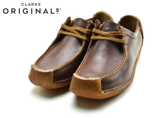 商品詳細 ブランド CLARKS / クラークス 1825年創業。イングランド南西部で、サイラスとジェームスという2人のクラーク兄弟によって創設されたシューズメーカーである。創業当時のアイテムはシープスキンのスリッパ。1950年には4代目社長のネーサン・クラークスが、イギリス軍兵士だった時代に戦友が履いていたシューズを元にデザートブーツを考案。これが世界中で大ヒットし、’60年代にはアイビーカジュアルの定番シューズとなる。その後、ワラビーやデザートトレックなど時代を超えて愛されるシューズを発表。現在に至るまでカジュアルシューズのトップブランドとして確固たる地位を築いている モデル NATALIE / ナタリー つま先から踵までぐるりとクレープソールで包み込んだユニークなデザインが特徴の「ナタリー」。 この特徴的なソールは歩けば歩くほどその真価を発揮し、履き心地の良さや歩きやすさを実感できる一足になっています。 また、クラークスを代表するモデルのひとつである「ワラビー」に比べ細身のシルエットになっているので色々なスタイルに合わせられるモデルです。 マテリアル レザー ソール ・クレープソール 靴底には天然ゴムを使用したクレープソールを採用し、歩行時の衝撃から足を守ります。シンプルなデザインに落ちついた色合いなので、年代を問わず、またオールシーズンで履いていただけるアイテムです。 サイズ規格 ・コチラは【UK規格】商品です。 サイズ選びにご注意下さいませ。 CLARKS クラークスの商品一覧はコチラ ご注意 ご購入前に必ずお読み下さい。 クラークス ナタリー レディース CLARKS NATALIE チェスナット UK規格 ご注意 ※海外輸入品のため、靴箱に破損がある場合もございます。 ※天然皮革を使用していますので、左右で異なる質感や、シワやキズがある場合があります。 これらは不良品ではなく、革製品特有のものとなりますのであらかじめご了承いただくようお願いいたします。 上記内容としてご返品、交換をご希望の場合はお客様事由として対応させて頂きます。 予めご了承ください。 ※こちらの商品はメーカー在庫も含む為、ご注文いただいても売り切れとなっている場合やお取り寄せとなる場合がございます。 必ずご確認ください こちらの商品は弊社在庫およびメーカー流動在庫を含む商品となります。 限りなく最新の在庫状況を反映するよう努めてさせて頂いておりますが、選択肢が〇の場合でも完売、欠品の場合が御座います。 欠品の場合につきましてはメールにてご案内させて頂きました後、弊社にてキャンセル手続きを行わせて頂きますので予めご了承ください。クラークス ナタリー レディース CLARKS NATALIE チェスナット UK規格