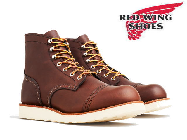 商品詳細 ブランド Redwing / レッドウィング 1905 【RED WING SHOE COMPANY .INC】 レッド・ウィング・シュー・カンパニー 1905年初めチャールズ・べックマンは14人の仲間と一軒の小さなレンガ造りの靴工場を建てた。 『RED WING SHOE COMPANY』だ。最初の1、2年は苦労を重ねたものの次第に評価を得た。 レッド・ウィング社の靴は順調に売上を伸ばし、4年目にはレンガ造り4階建ての工場を建てるに至った。 現在、年間販売数量は300万足を超え、雇用人数は約1,700名、市場は世界の約150ヶ国となっている。 創業以来ずっと、レッド・ウィング社の本社はミネソタ州の小さな町レッド・ウィング・シティーに拠点を置き、 現在でもあえて株式上場せず、長期的な視点で経営を続けている。 型番 RW 8088 モデル名 IRON RANGER/ アイアンレンジャー アイアンレンジャーとは、レッドウィング社のあるアメリカ・ミネソタ州の北部にある鉄鉱石の鉱山地域「アイアンレンジ」で働く鉱夫達を意味する言葉です。彼らは足先を保護するためにつま先に一枚革を付け加えた「キャップドトゥ」のブーツを履いていたことから、このキャップドトゥのブーツをアイアンレンジャー・ブーツと名付けました。 この「キャップドトゥ」は20世紀初頭のワークブーツには幅広く採用されたデザインでした。時代が流れ、現在の安全靴の標準仕様であるスティールトゥが普及するとともに減っていきましたが、一部のスティールトゥのブーツは当時のつま先保護・補強のための仕様であるキャップドトゥのデザインを1990年代まで保っていました。こうして今日に受け継がれたキャップドトゥのデザインをリファインしたものがアイアンレンジャーです。 このクラシックなアッパーにレッドウィングを象徴するアイコニックなトラクショントレッド・ソールを組み合わせた一足が、このIRON RANGER / TRACTION TREDです。 中底にはスーパーソールで定評のある、クッション性の高いポロン素材を採用。その上に薄いレザーシートを装着することでクッション性と快適性を実現しました。 レザーはオイルを豊富に含んだプルアップレザー（押すと中に含まれるオイルが移動して色が変わるレザー）のアンバー・ハーネスです。キズやシワ、汚れがその味わいを深め、本来の過酷な作業現場で使われるタイプのワークブーツのデザインを受け継ぐ、アイアンレンジャーにはぴったりのレザーです。 レザー アンバー「ハーネス」 ソール TRACTION TRED SOLE 幅 / ウィズ WIDTH:D ※スニーカーに比べやや大きめとなります。 0.5cmほどサイズダウンをお勧めします。 製法 グッドイヤーウェルト製法 木型 / ラスト no.8 生産国 アメリカ製 / Made in USA Redwing レッドウィングの商品一覧はコチラ ご注意 ※海外輸入品のため、靴箱に破損がある場合もございます。 ※天然皮革を使用していますので、左右で異なる質感や、シワやキズがある場合があります。 これらは不良品ではなく、革製品特有のものとなりますのであらかじめご了承いただくようお願いいたします。 上記内容としてご返品、交換をご希望の場合はお客様事由として対応させて頂きます。 予めご了承ください。 ※こちらの商品はメーカー在庫も含む為、ご注文いただいても売り切れとなっている場合やお取り寄せとなる場合がございます。 ご購入前に必ずお読み下さい。 必ずご確認ください こちらの商品は弊社在庫およびメーカー流動在庫を含む商品となります。 限りなく最新の在庫状況を反映するよう努めてさせて頂いておりますが、選択肢が〇の場合でも完売、欠品の場合が御座います。 欠品の場合につきましてはメールにてご案内させて頂きました後、弊社にてキャンセル手続きを行わせて頂きますので予めご了承ください。 RED WING レッドウィング アイアンレンジャー RED WING IRON RANGER 8088 正規取扱品RED WING レッドウィング アイアンレンジャー RED WING IRON RANGER 8088 正規取扱品