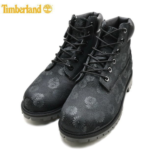 商品詳細 ブランド Timberland/ティンバーランド 1973年、豊かな自然が本来の姿のまま残るアメリカ東海岸ニューイングランド地方の自然環境と向き合うため、 またそこで働く人々の足もとを快適かつ安全に守るため、画期的な手法が用いられた完全防水のレザーブーツが誕生しました。 「ティンバーランド」と名付けられたそのブーツは、形の美しさだけにとどまらず、 誇り高いクラフトマンシップに支えられた技術があらゆる自然環境に対応する機能性を与えました。 ラギッド感と信頼性のあるこのブーツは全てのクラシックブーツの基本となり、 現在では様々なバリエーションが展開され世界中の人々から愛されています。 モデル TIMBERLAND JUNIOR 6IN PREMIUM BOOTS A177s TIMBERLANDを代表する6インチブーツのジュニアモデルです。 通常のメンズ・レディースモデルよりも低価格なのも魅力的です。 ジュニアモデルですが、レディースサイズに対応しているので女性の方にオススメです。 素材 ■アッパー:キャンバス ■アウトソール:ラバー Timberland(ティンバーランド)の商品一覧はコチラ ご注意 ご購入前に必ずお読み下さい。 ティンバーランド ジュニア 6インチ プレミアム ブーツ TIMBERLAND JUNIOR 6IN PREMIUM BOOTS A177s ブラック/フローラル BLACK/FLORAL レディース ブーツ 必ずご確認ください こちらの商品は弊社在庫およびメーカー流動在庫を含む商品となります。 限りなく最新の在庫状況を反映するよう努めてさせて頂いておりますが、選択肢が〇の場合でも完売、欠品の場合が御座います。 欠品の場合につきましてはメールにてご案内させて頂きました後、弊社にてキャンセル手続きを行わせて頂きますので予めご了承ください。ティンバーランド ジュニア 6インチ プレミアム ブーツ TIMBERLAND JUNIOR 6IN PREMIUM BOOTS A177s ブラック/フローラル BLACK/FLORAL レディース ブーツ