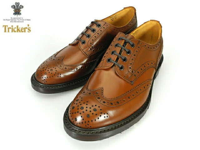 商品詳細 ブランド TRICKER'S / トリッカーズ Tricker'sはハンドメイド及びベンチメイドの最高級紳士靴を製造しています。 1829年に創立され、現在も創立者の子孫が経営する当社は素材と職人技を追及する伝統とエレガントなスタイルで知られています。 Tricker'sの製品は、タウンで、カントリーで常に最高の逸品を要求する目の高いお客様を客層とする世界に名の知れた有名小売店で販売されており、 最高級のTricker'sという名声を維持し続けています。 また、ロンドンの直営店舗には英国王室チャールズ皇太子御用達の紋章が掲げられ、その品質を証明しています。 近年、Tricker'sのカントリーラインという、もともとハンティング等に使用されていたヘビーデューティー仕様の ブーツやシューズがファッションとして注目されており、Paul Smith等の別注品も手掛けるなど、ファッション性も高く評価されています。 カントリーブーツの人気が先行しているTricker'sですが、もともとはドレスシューズのメーカーで、チャールズ皇太子も同シリーズを履いています。 オーセンティックでスマートな木型を使用しながらも程より足入れ感を持ったこの2つのコレクションは、 現在のファッション傾向とマッチした非常に洗練されたドレスシューズとして世界中で高い評価を得ています。 モデル COUNTRY SHOES BOURTON M5633 トリッカーズの人気モデル、カントリーコレクションの短靴「BOURTON」です。 一人の職人が製靴の最初から最後までの工程を受け持ち、最高級の素材、技術を用いてつくられています。 トリッカーズの代名詞であるウィングチップ使用のシューズで、カジュアルからフォーマルまで幅広く活躍してくれます。 また、トリッカーズには珍しくダイナイトソールを使用。 それにより定番のレザーソールに比べ滑りにくく、クッション性がUP！ 雨のときなど滑りから守ってくれます。履くほどに味が出て、数年後には他の靴では成し得ない様な至極の一足になります。 マテリアル LEATHER：カーフレザー カラー：BEECHNUT ANTIQUE ソール：ダイナイトソール ※英国のダイナイト社の作るラバーソール、通称「ダイナイトソール」を使用。 滑り止めの役目を果たす丸い突起があしらわれたラバー製のソールで実用性と見た目のバランスの良いソールです。 レザーソールのようにスマートなのに、雨天時でも気兼ねなくガンガン履ける優れた耐久性が自慢です。 ワイズ表記　：　フィッティング5（Eワイズ相当） 製法：グッドイヤー・ウェルト製法 英国人"グッドイヤー"が発明した靴製造法。 機械を使った製法としてはもっとも古く手間のかかるため 高級靴にのみ使用されている製法。 アッパーとミッドソールをウェルトと呼ばれる 細い革とともに縫い合わせるところが最大の特徴。 型崩れがしにくく歩きやすいのがこの製法の魅力です。 ※ベンチメイド(1人の職人が全ての作業工程を行なう事)と言う製法のため、 木型は同じでも1足1足職人のクセが出たりします。 メダリオンやステッチに左右で若干の違いがある場合もございますが、コレも風合いとしてお楽しみ下さい。 生産国：MADE IN ENGLAND / 英国製 TRICKER'S / トリッカーズの商品一覧はコチラ ご注意 ご購入前に必ずお読み下さい。 トリッカーズ バートン ウィングチップ カントリーブーツ m5633 Tricker's BURTON ビーチナットアンティーク Beechnut Antique ダイナイトソール ご注意 ※海外輸入品のため、靴箱に破損がある場合もございます。 ※天然皮革を使用していますので、左右で異なる質感や、シワやキズがある場合があります。 これらは不良品ではなく、革製品特有のものとなりますのであらかじめご了承いただくようお願いいたします。 上記内容としてご返品、交換をご希望の場合はお客様事由として対応させて頂きます。 予めご了承ください。 ※こちらの商品はメーカー在庫も含む為、ご注文いただいても売り切れとなっている場合やお取り寄せとなる場合がございます。 必ずご確認ください こちらの商品は弊社在庫およびメーカー流動在庫を含む商品となります。 限りなく最新の在庫状況を反映するよう努めてさせて頂いておりますが、選択肢が〇の場合でも完売、欠品の場合が御座います。 欠品の場合につきましてはメールにてご案内させて頂きました後、弊社にてキャンセル手続きを行わせて頂きますので予めご了承ください。トリッカーズ バートン ウィングチップ カントリーブーツ m5633 Tricker's BURTON ビーチナットアンティーク Beechnut Antique ダイナイトソール