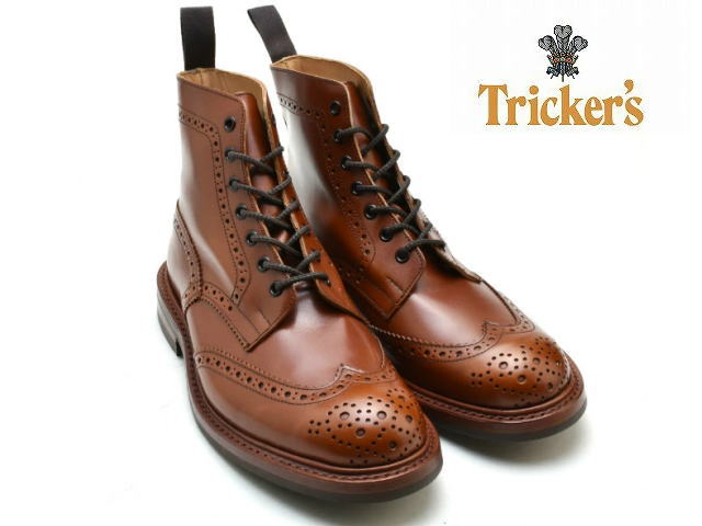 商品詳細 ブランド TRICKER'S / トリッカーズ Tricker'sはハンドメイド及びベンチメイドの最高級紳士靴を製造しています。 1829年に創立され、現在も創立者の子孫が経営する当社は素材と職人技を追及する伝統とエレガントなスタイルで知られています。 Tricker'sの製品は、タウンで、カントリーで常に最高の逸品を要求する目の高いお客様を客層とする世界に名の知れた有名小売店で販売されており、 最高級のTricker'sという名声を維持し続けています。 また、ロンドンの直営店舗には英国王室チャールズ皇太子御用達の紋章が掲げられ、その品質を証明しています。 近年、Tricker'sのカントリーラインという、もともとハンティング等に使用されていたヘビーデューティー仕様の ブーツやシューズがファッションとして注目されており、Paul Smith等の別注品も手掛けるなど、ファッション性も高く評価されています。 カントリーブーツの人気が先行しているTricker'sですが、もともとはドレスシューズのメーカーで、チャールズ皇太子も同シリーズを履いています。 オーセンティックでスマートな木型を使用しながらも程より足入れ感を持ったこの2つのコレクションは、 現在のファッション傾向とマッチした非常に洗練されたドレスシューズとして世界中で高い評価を得ています。 モデル COUNTRY SHOES BOURTON M5633 トリッカーズの人気モデル、カントリーコレクションの短靴「STOW」です。 一人の職人が製靴の最初から最後までの工程を受け持ち、最高級の素材、技術を用いてつくられています。 トリッカーズの代名詞であるウィングチップ使用のシューズで、カジュアルからフォーマルまで幅広く活躍してくれます。 また、トリッカーズには珍しくダイナイトソールを使用。 それにより定番のレザーソールに比べ滑りにくく、クッション性がUP！ 雨のときなど滑りから守ってくれます。履くほどに味が出て、数年後には他の靴では成し得ない様な至極の一足になります。 マテリアル LEATHER：リペロ・スエード チャールズ・F・ステッド社の肌理細かく滑らかで上質なスエード地を使用。 カラー：VISONE / ヴィゾーネ ソール：ダイナイトソール ※英国のダイナイト社の作るラバーソール、通称「ダイナイトソール」を使用。 滑り止めの役目を果たす丸い突起があしらわれたラバー製のソールで実用性と見た目のバランスの良いソールです。 レザーソールのようにスマートなのに、雨天時でも気兼ねなくガンガン履ける優れた耐久性が自慢です。 ワイズ表記　：　フィッティング5（Eワイズ相当） 製法：グッドイヤー・ウェルト製法 英国人"グッドイヤー"が発明した靴製造法。 機械を使った製法としてはもっとも古く手間のかかるため 高級靴にのみ使用されている製法。 アッパーとミッドソールをウェルトと呼ばれる 細い革とともに縫い合わせるところが最大の特徴。 型崩れがしにくく歩きやすいのがこの製法の魅力です。 ※ベンチメイド(1人の職人が全ての作業工程を行なう事)と言う製法のため、 木型は同じでも1足1足職人のクセが出たりします。 メダリオンやステッチに左右で若干の違いがある場合もございますが、コレも風合いとしてお楽しみ下さい。 生産国：MADE IN ENGLAND / 英国製 TRICKER'S / トリッカーズの商品一覧はコチラ ご注意 ご購入前に必ずお読み下さい。 トリッカーズ ウィングチップ カントリーブーツ m5634 Tricker's STOW MARRON ダイナイトソール ご注意 ※海外輸入品のため、靴箱に破損がある場合もございます。 ※天然皮革を使用していますので、左右で異なる質感や、シワやキズがある場合があります。 これらは不良品ではなく、革製品特有のものとなりますのであらかじめご了承いただくようお願いいたします。 上記内容としてご返品、交換をご希望の場合はお客様事由として対応させて頂きます。 予めご了承ください。 ※こちらの商品はメーカー在庫も含む為、ご注文いただいても売り切れとなっている場合やお取り寄せとなる場合がございます。 必ずご確認ください こちらの商品は弊社在庫およびメーカー流動在庫を含む商品となります。 限りなく最新の在庫状況を反映するよう努めてさせて頂いておりますが、選択肢が〇の場合でも完売、欠品の場合が御座います。 欠品の場合につきましてはメールにてご案内させて頂きました後、弊社にてキャンセル手続きを行わせて頂きますので予めご了承ください。トリッカーズ ウィングチップ カントリーブーツ m5634 Tricker's STOW MARRON ダイナイトソール