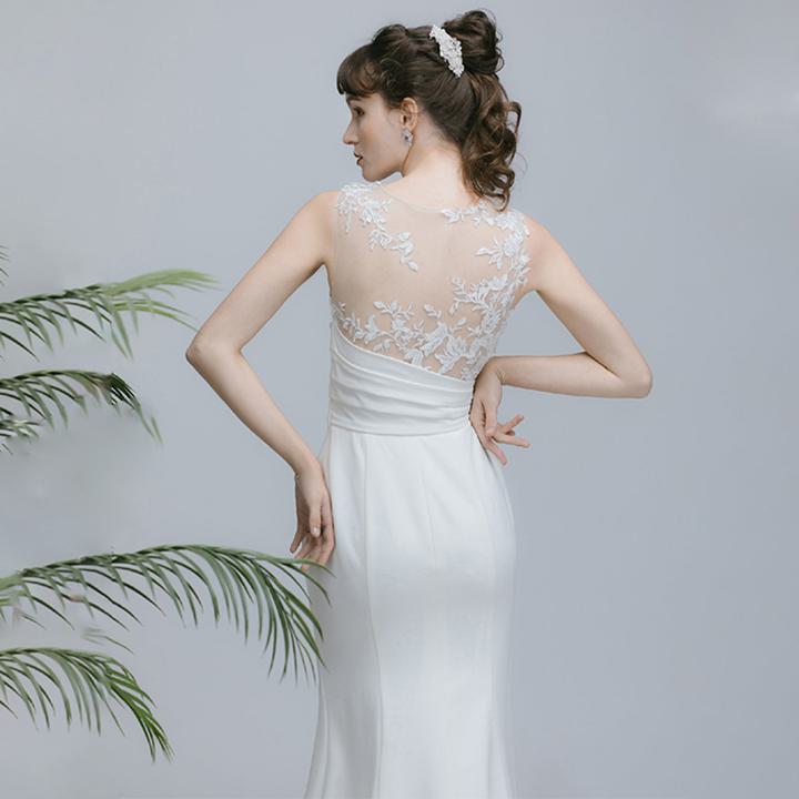 ロングドレス【着後レビュー特典】少人数婚やフォトウエディングで人気 楽に着られてリラックスできそうなスレンダードレス 軽やかで動きやすいため、開放感のあるリゾートウエディングやロケフォトにもぴったり 露出を抑えながらデコルテを美しくするイリュージョンネック