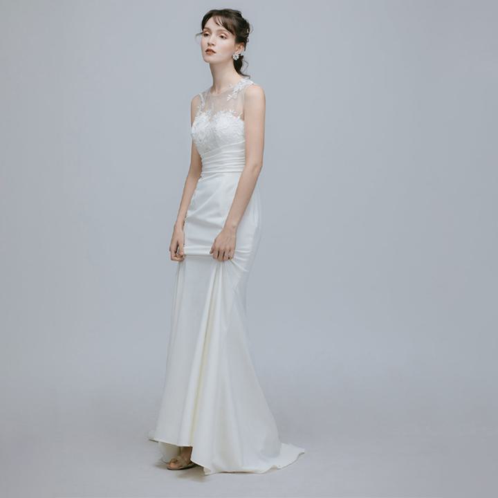 ロングドレス【着後レビュー特典】少人数婚やフォトウエディングで人気 楽に着られてリラックスできそうなスレンダードレス 軽やかで動きやすいため、開放感のあるリゾートウエディングやロケフォトにもぴったり 露出を抑えながらデコルテを美しくするイリュージョンネック