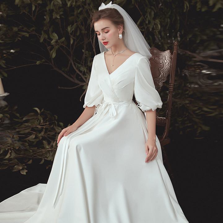 白ワンピース ウェディングドレス シンプル カジュアル Vネック パフスリーブ リボン カシュクール 結婚式ドレス 結婚式のドレス 花嫁ドレス ロングドレス ロング ロング丈 袖あり 5分袖 五分袖 スレンダーライン フレア セミフレア 胸元 谷間 かわいい 大人可愛い きれい