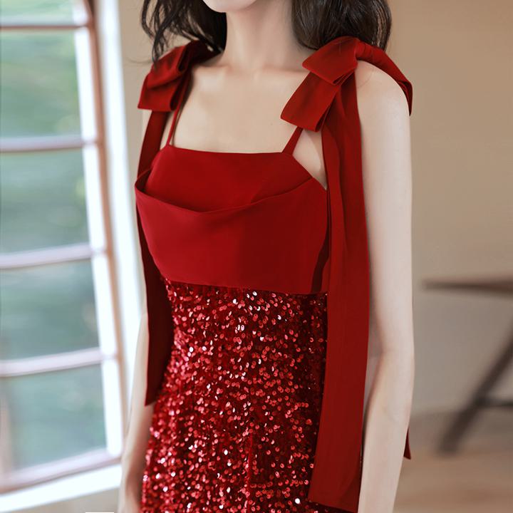 イブニングドレス 赤 リボン【着後レビュー特典】ライト映えドレス キラキラ スパンコールで輝きを独り占め 肩リボン 照明を受けて発光するデザイン豪華な装飾 マーメイドラインでセクシー 胸元 程よく大人っぽくておしゃれ 編上げ 大人フェミニン 床付き 背中見せ 編上げ