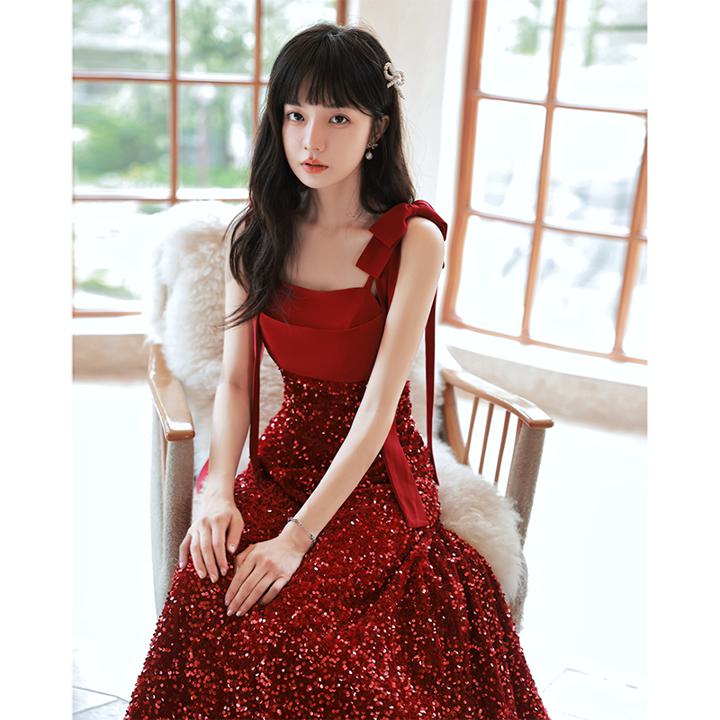 イブニングドレス 赤 リボン【着後レビュー特典】ライト映えドレス キラキラ スパンコールで輝きを独り占め 肩リボン 照明を受けて発光するデザイン豪華な装飾 マーメイドラインでセクシー 胸元 程よく大人っぽくておしゃれ 編上げ 大人フェミニン 床付き 背中見せ 編上げ