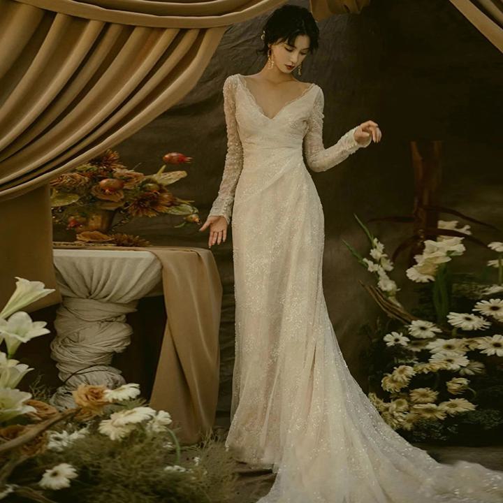 ウェディングドレス 深Vネック【着後レビュー特典】ボディラインを強調しすぎないマーメイドライン 美しい背中 華奢＆フェミニン 色っぽいスリット トレーン 胸元 長袖 透け感 着心地が良く軽やかで動きやすい、開放感のあるリゾートウエディングやロケフォトにもぴったり