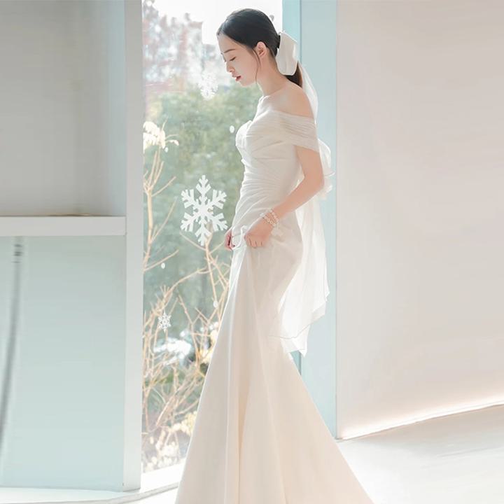 ウェディングドレス オフショル【着後レビュー特典】ボディラインを強調しすぎないマーメイドライン バックリボン 華奢＆フェミニン 着心地が良く軽やかで動きやすいため、開放感のあるリゾートウエディングやロケフォトにもぴったり 細見え スリム ナチュラル