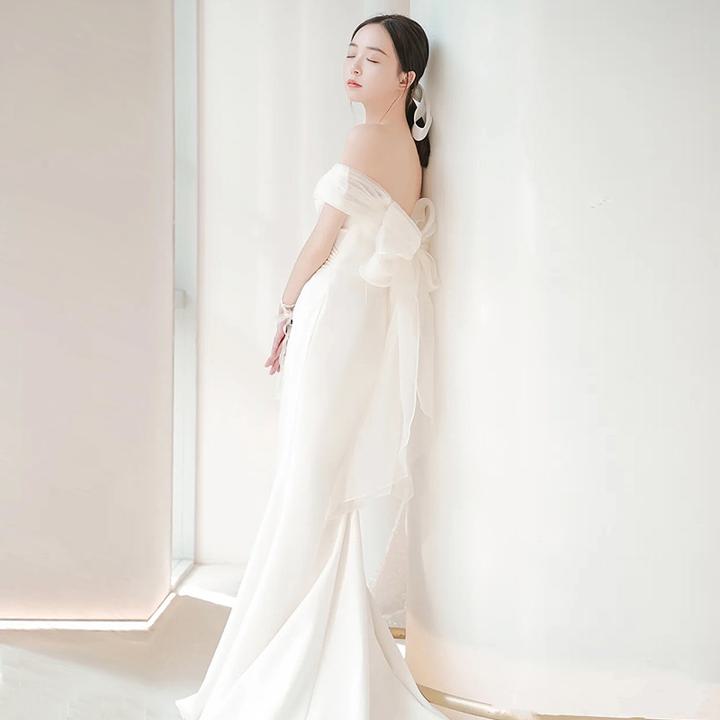 ウェディングドレス オフショル【着後レビュー特典】ボディラインを強調しすぎないマーメイドライン バックリボン 華奢＆フェミニン 着心地が良く軽やかで動きやすいため、開放感のあるリゾートウエディングやロケフォトにもぴったり 細見え スリム ナチュラル