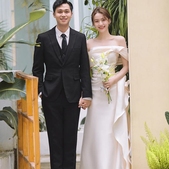 ロングウェディングドレス【着後レビュー特典】 適度な存在感で二の腕をさりげなくカバーしつつ、胸元のラインでデコルテもキレイに見せてくれるロールカラードレス アシンメトリーデザイン 着心地や肌触りがよいさらりとした素材や、風になびく柔らかくて軽やかな素材