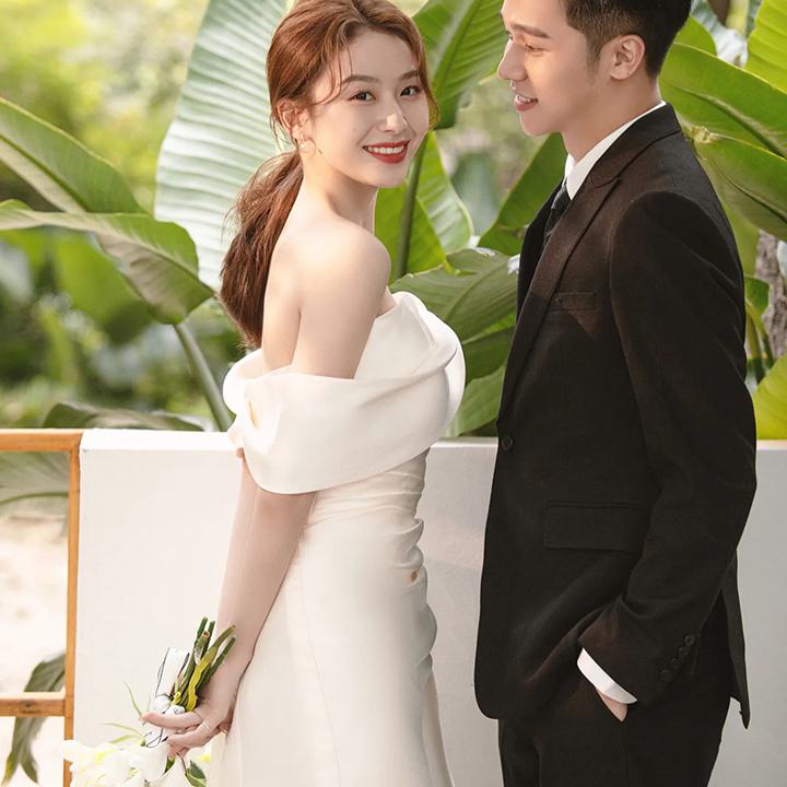 ロングウェディングドレス【着後レビュー特典】 適度な存在感で二の腕をさりげなくカバーしつつ、胸元のラインでデコルテもキレイに見せてくれるロールカラードレス アシンメトリーデザイン 着心地や肌触りがよいさらりとした素材や、風になびく柔らかくて軽やかな素材