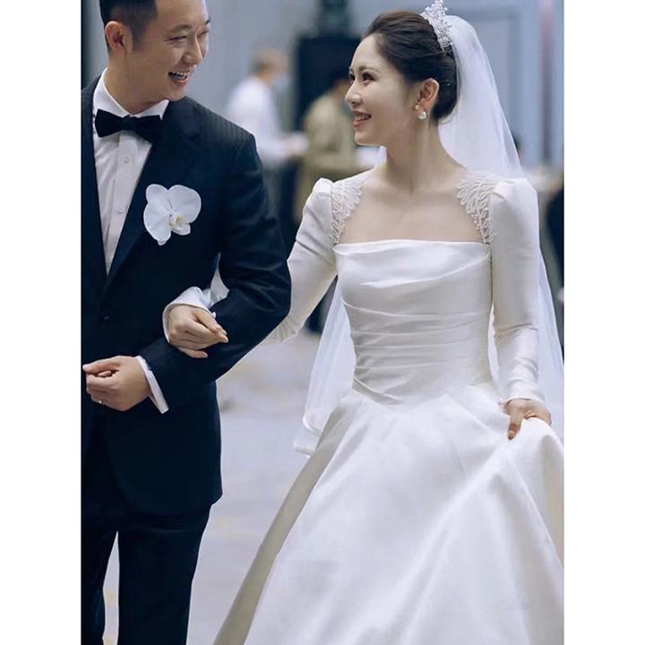 ウェディングドレス【着後レビュー特典】ロングスリーブでも、広く開いた背中や胸元が上品な抜け感を演出 パーティードレス ホテルウエディングにふさわしいロイヤル感 結婚式ドレス 披露宴ドレス 花嫁ドレス 長袖 襟なし プリンセスライン