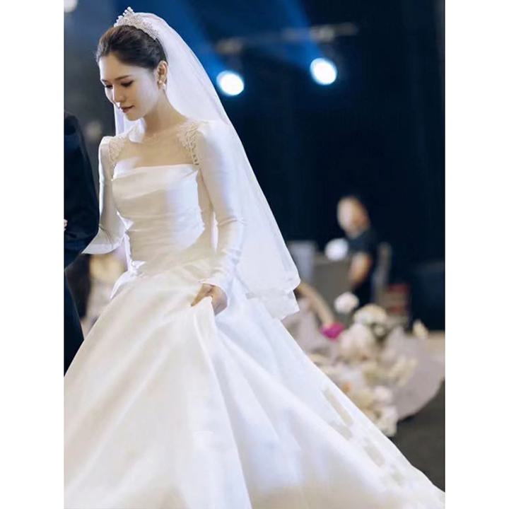 ウェディングドレス【着後レビュー特典】ロングスリーブでも、広く開いた背中や胸元が上品な抜け感を演出 パーティードレス ホテルウエディングにふさわしいロイヤル感 結婚式ドレス 披露宴ドレス 花嫁ドレス 長袖 襟なし プリンセスライン