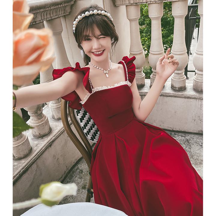 赤い ロングドレス【着後レビュー特典】ナチュラル、甘め パールで縁取った上品ベロアドレス スクエアネック フリル袖 冬 秋 楽に着られてリラックスできそうなドレス ロケフォトにもぴったり 衣装 ウェディングドレス パーティードレス