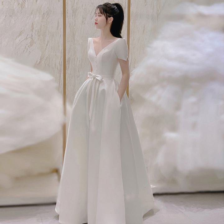 ウェディングドレス 袖あり パールボタン リボン【着後レビュー特典】連なったくるみボタンがクラシカルな白ドレス 肌見せ具合がちょうどいい深Vネックのウェディングドレス 半袖 ボックスプリーツで縦ラインを強調 フォトウェディング ブライダル ホワイト