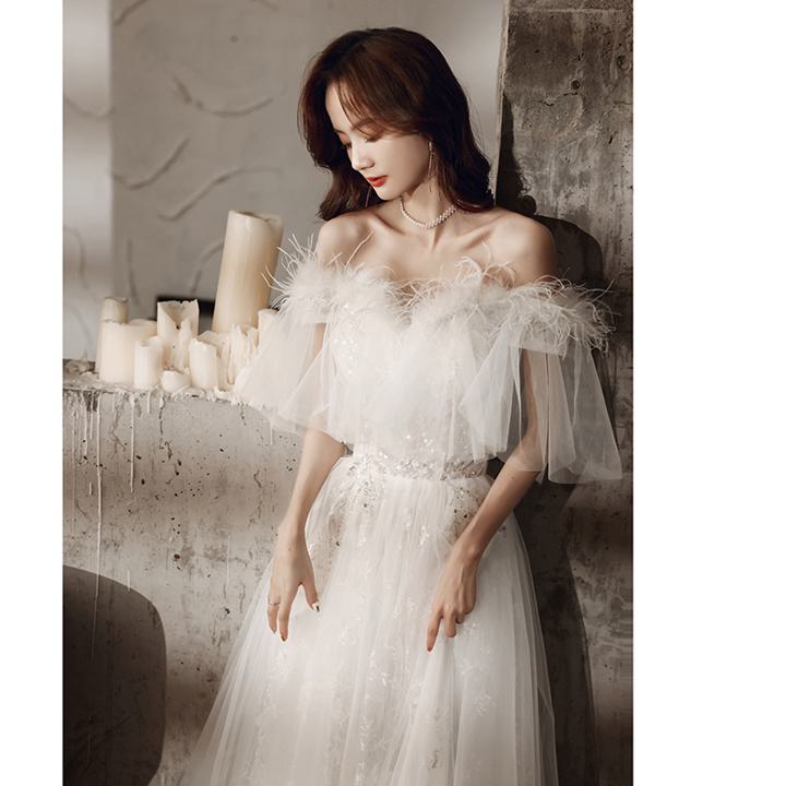 ボリュームのある 羽根の装飾 華やか パーティードレス【着後レビュー特典】羽 ホワイト 白 花刺繍 ノースリーブ 動くたびに羽根がひらひら揺れて動きのある胸元 キラキラ オフショル チュールスリーブ お色直し カラードレス ロングドレス ロング