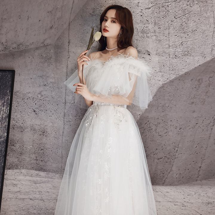 ボリュームのある 羽根の装飾 華やか パーティードレス【着後レビュー特典】羽 ホワイト 白 花刺繍 ノースリーブ 動くたびに羽根がひらひら揺れて動きのある胸元 キラキラ オフショル チュールスリーブ お色直し カラードレス ロングドレス ロング