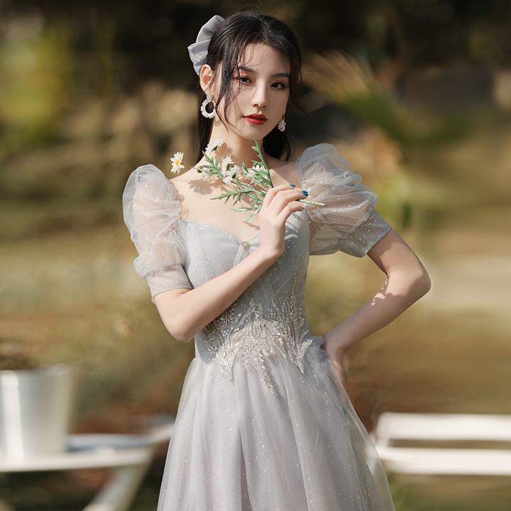 パーティードレス グレー【着後レビュー特典】選べるデザイン 少人数婚やフォトウエディングで人気 楽に着られてリラックスできそうなドレス 着心地が良く軽やかで動きやすいため、ロケフォトにもぴったり 透け感 パフスリーブ 袖 半袖 ウエストマーク ミモレ丈