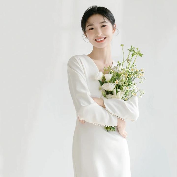 サラリと着こなす「自然体ドレス」少人数婚やフォトウエディングで人気のドレス【着後レビュー特典】 深Vネック 長袖 袖有 シンプル 白 ホワイト タイトロング パーティードレス 二次会ドレス 披露宴ドレス 花嫁ドレス ロング丈 袖あり スレンダーライン 胸元