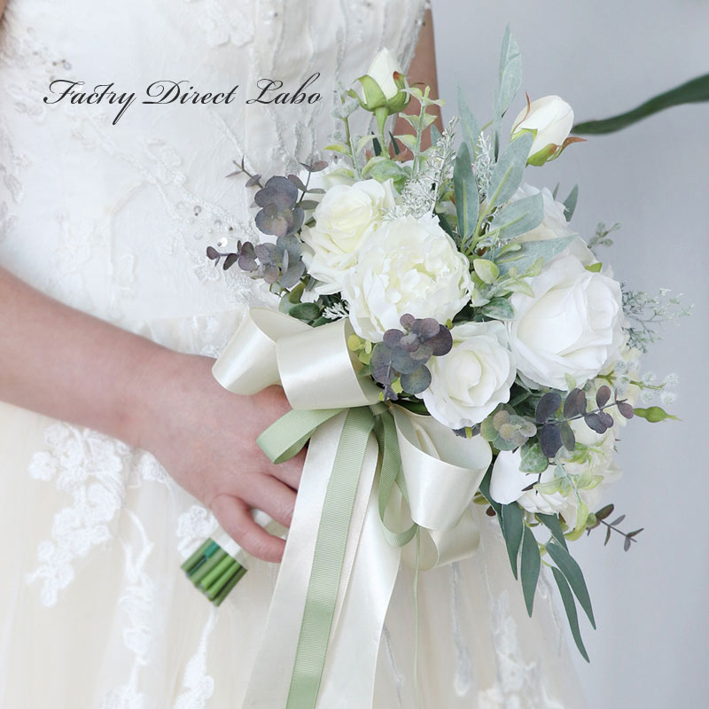 ミックスフラワー クラッチブーケ リボンで束ねたブーケ ホワイト グリーン 葉 自然 最近トレンドのナチュラルなウエディングやガーデンウエディングに選ばれて、人...