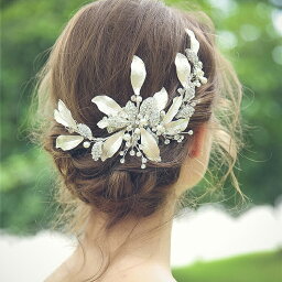 きらきら輝く白い花のコサージュ 花 造花 白 ティアラ 王冠 結婚式 後撮り ヘアアクセサリー ヘッドドレス 髪留め 髪飾り 結婚式 金 銀 二次会 発表会 パーティー