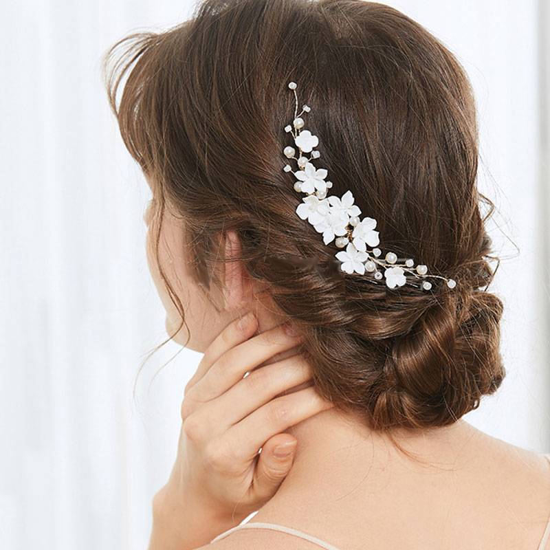 ファクトリーダイレクト・ラボの白×ゴールド お花のかんざしヘッドアクセサリー ヘッドドレス コーム 金 白 ホワイト 櫛 和装 髪留め 髪飾り パール 結婚式 ライン ブライダル アップスタイルでもダウンスタイルでも似合うアクセサリー 前撮り｜アングル2