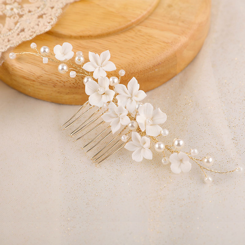 ファクトリーダイレクト・ラボの白×ゴールド お花のかんざしヘッドアクセサリー ヘッドドレス コーム 金 白 ホワイト 櫛 和装 髪留め 髪飾り パール 結婚式 ライン ブライダル アップスタイルでもダウンスタイルでも似合うアクセサリー 前撮り｜アングル3