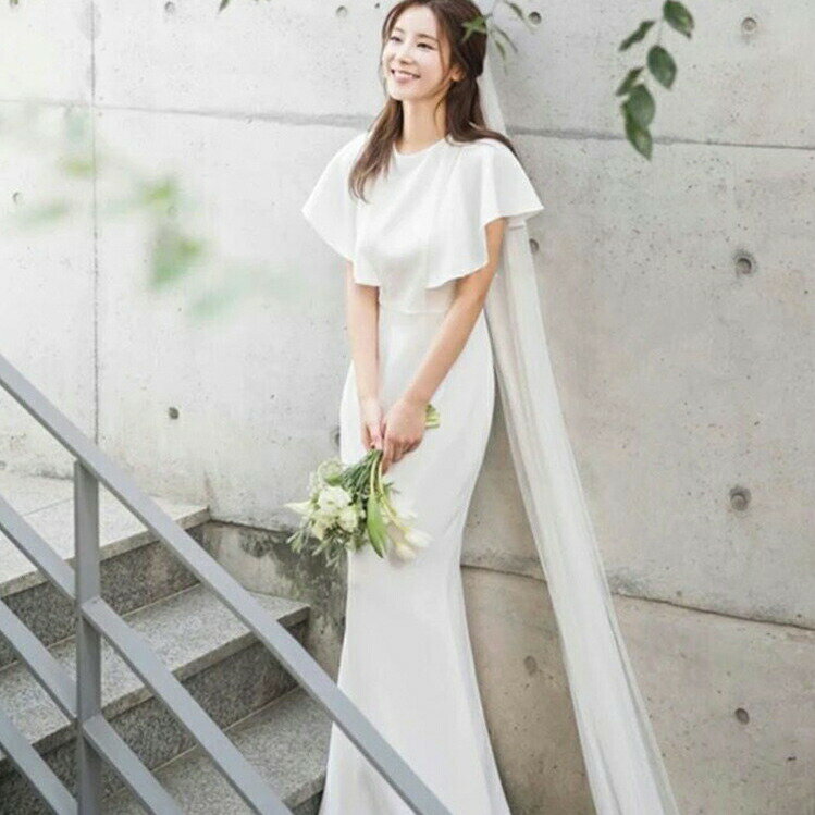 前撮り ウエディングドレス【着後レビュー特典】クラシカルなケープ風フリルウェディングドレス 袖 スレンダーライン フリル ドレス シルク調 シンプル インポート...