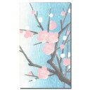 福井朝日堂の伝統的な技術と京都の職人の手により生まれた、高級木版印刷のポチ袋です。繊細な木版印刷技術で表現された「梅」のデザインは、その初春を告げる花々が織り成す風景で、冬の終わりと共に新しい始まりを感じさせる美しさを持っています。春先のお祝い事や、様々なシーズンの贈り物に合わせて、このポチ袋はその明るく華やかな美しさで特別な瞬間を更に彩り深く演出いたします。梅の花が咲き誇るデザインは、贈られた方に新しい季節の訪れと共に喜びをお届けします。 このポチ袋は、お札を3つ折りにして収納できる独特のデザインにあります。正月や年賀の際のお年玉としても最適です。封筒、金封、熨斗(のし)袋としても使用可能で、和風のデザインが日本の伝統的な風情を感じさせます。 この商品は送料無料でお届けいたします。 特徴 高級感溢れる木版印刷 繊細な梅(うめ)のデザイン 1枚入りで特別感を演出 お札を3つ折りに収納可能 日本・京都製 長期不在等でお受け取り頂けない場合又は住所変更等で当店に商品が返送された際にも、お代金は頂戴致します。 再送の場合は再送料を頂きます。 また、発送後の住所変更、部屋番号記入漏れ、住所間違いに関しましても、 再送料はお客様負担となりますので、お間違いがないか確認の上ご購入ください。 サイズ 縦: 101mm 横: 59mm(お札を3つ折りにして入れて頂くサイズ) 福井朝日堂製 創業明治25年 当時としては最先端の印刷を福井家の生業と定めて以来、現在に至るまで、一貫してえりすぐりの素材、 京都ならではの技法を駆使して日本の伝統美や文化をモチーフにして京都の「雅の世界」をはがきや和風のクリスマスカード・便箋など様々な和紙工芸品に仕上げて、広く世界に向けて紹介しています。 長年育んで参りました「京都の良いもの」をお客様御自身で御堪能頂き、またそれらがお客様の大切な人との繋がりを結ぶ事が出来る一助となれる事をお祈りしつつ御紹介をさせて頂いております。 福井朝日堂製 創業明治25年 当時としては最先端の印刷を福井家の生業と定めて以来、現在に至るまで、一貫してえりすぐりの素材、 京都ならではの技法を駆使して日本の伝統美や文化をモチーフにして京都の「雅の世界」をはがきや和風のクリスマスカード・便箋など様々な和紙工芸品に仕上げて、広く世界に向けて紹介しています。 長年育んで参りました「京都の良いもの」をお客様御自身で御堪能頂き、またそれらがお客様の大切な人との繋がりを結ぶ事が出来る一助となれる事をお祈りしつつ御紹介をさせて頂いております。メール便対応商品