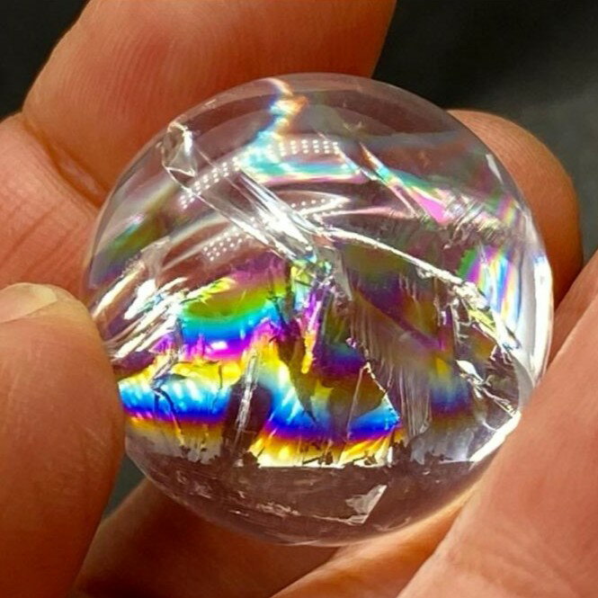 ご覧頂きありがとうございますワイヤーやマクラメの素材に白濁のない透明度の高いアイリスクォーツです。（商品説明）アイリスクォーツ　丸玉　23mm　1個＊商品は他店舗でも共通の在庫となっております、ご注文のタイミングによっては在庫切れとなる場合...